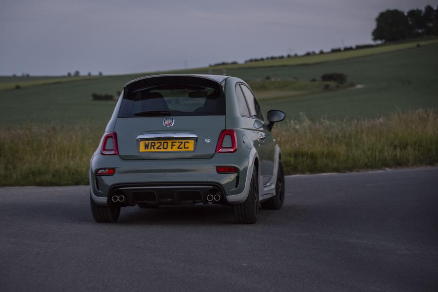  Abarth 695 70° Anniversario (312) 2019 года  (UK) (фото 17 из 26)